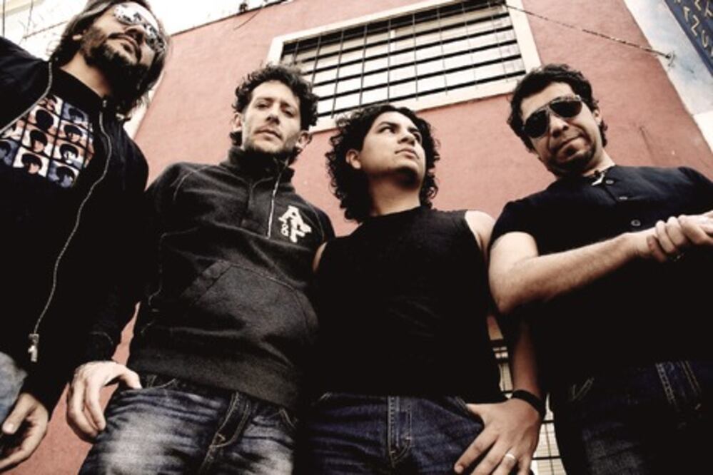 Pez diablo sale del agua y se une al festival