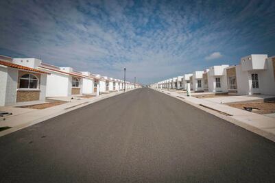 Acusan a constructoras de incumplir con obras 