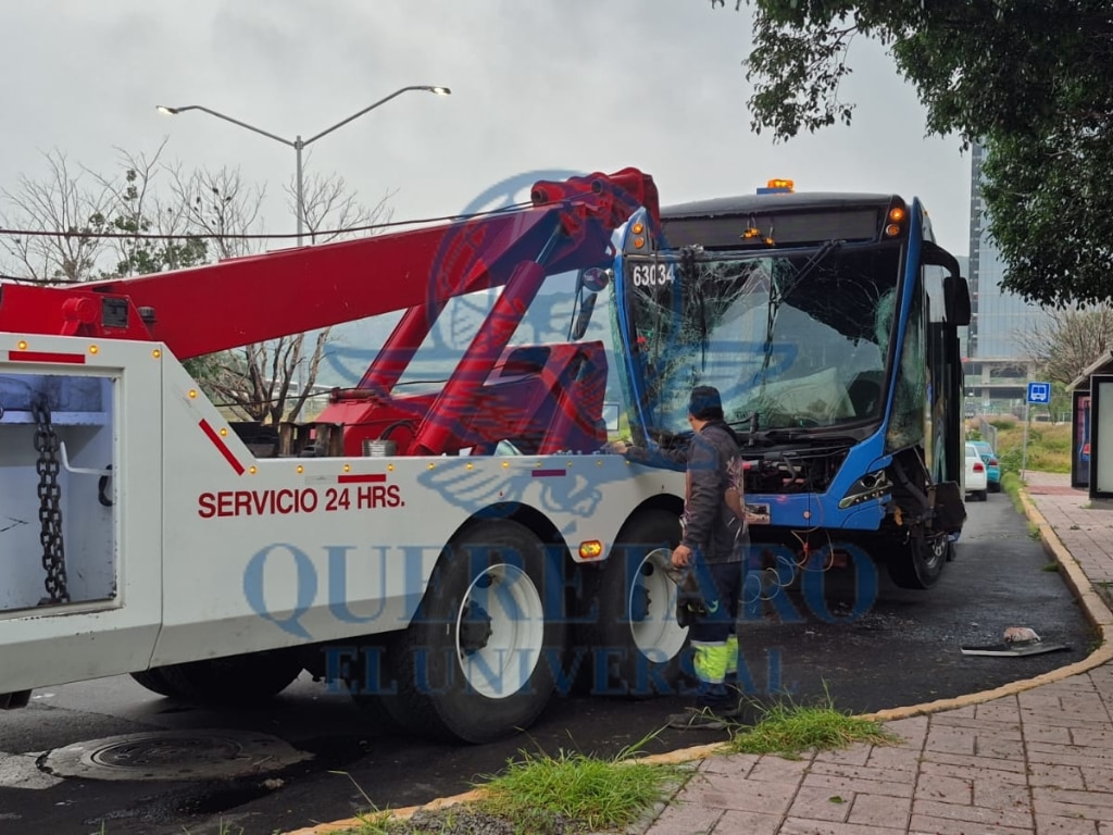 Unidad de Qrobús se impacta contra árboles en Centro Sur; no hubo personas lesionadas