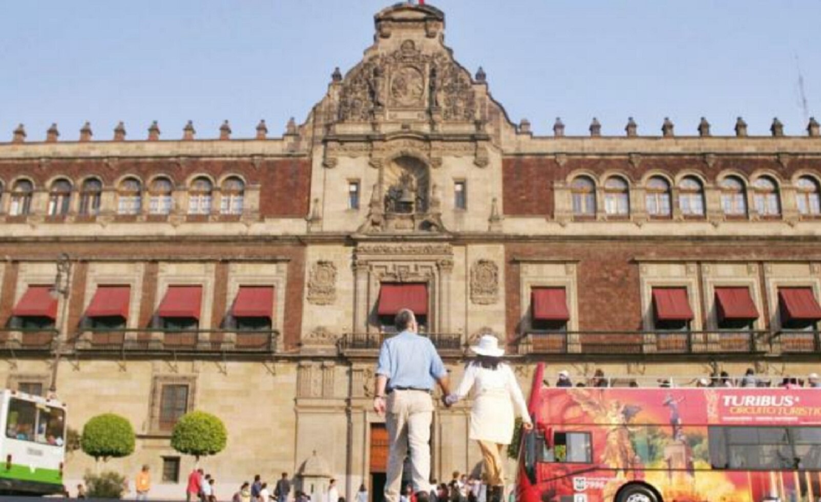 Por corte de agua, cierran Palacio Nacional