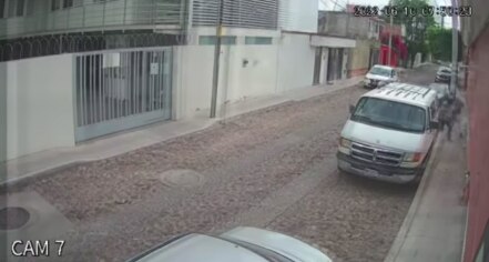 Captan momento en que dos hombres intentan agredir a una mujer en Querétaro 