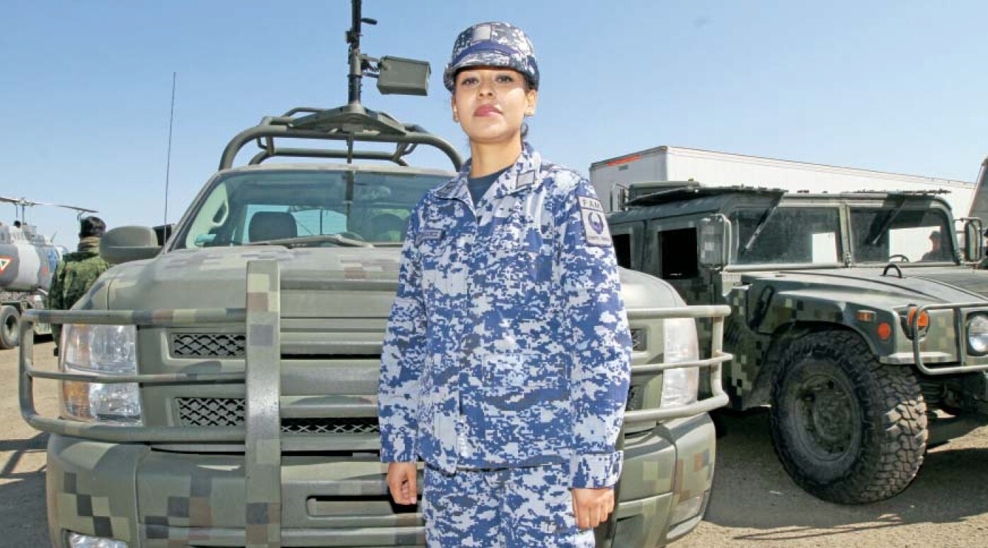La soldado Arely Rodríguez está adscrita al área de oficinas, pero sabe que debe estar atenta a sus superiores para cuando la requieran, como en esta ocasión que pasará un mes en territorio queretano por la muestra de las fuerzas armadas. (FOTOS: CÉSAR G)