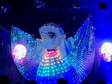 Con risas, luces y un cyborg, así festeja la Catrina sus 25 años