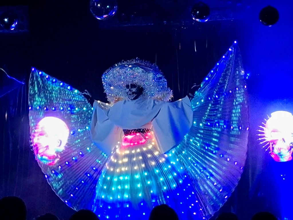 Con risas, luces y un cyborg, así festeja la Catrina sus 25 años