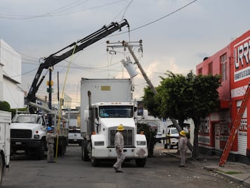 Tráiler arranca postes y cables en Casablanca