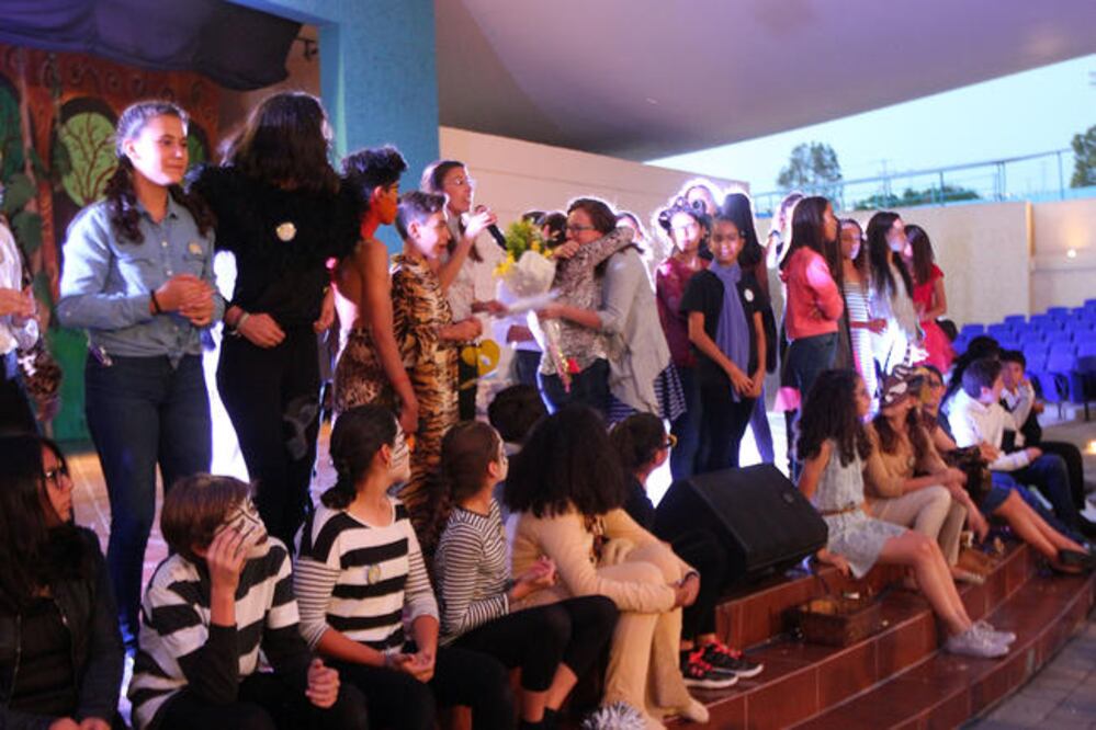 Los estudiantes planearon la escenografía, vestuario, coreografías y diálogos, mientras que el público retribuyó el esfuerzo de los ahora graduados con aplausos y felicitaciones. (FOTOS: LUIS SÁNCHEZ. EL UNIVERSAL)