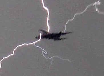 Cae rayo a avión de la Furia Roja