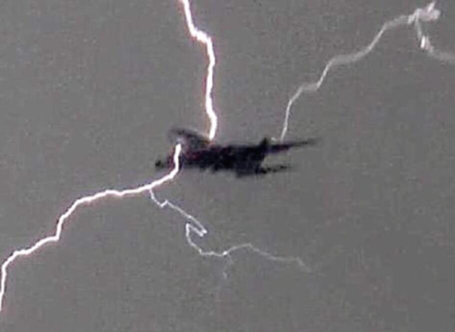 Cae rayo a avión de la Furia Roja