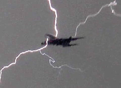 Cae rayo a avión de la Furia Roja