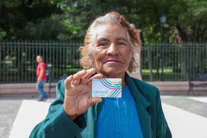 Entregan gratis 15 mil tarjetas con saldo para el transporte público Qrobús