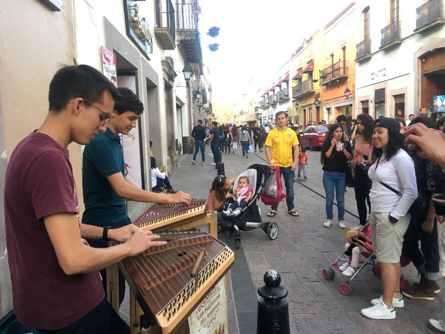 Los jóvenes compartieron su dominio del salterio con los peatones.