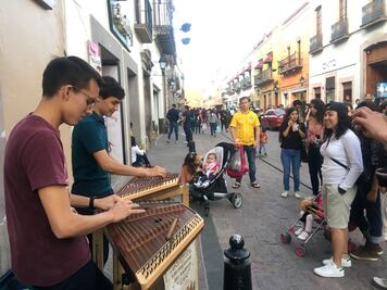 Músicos defienden su derecho a tocar en la calle