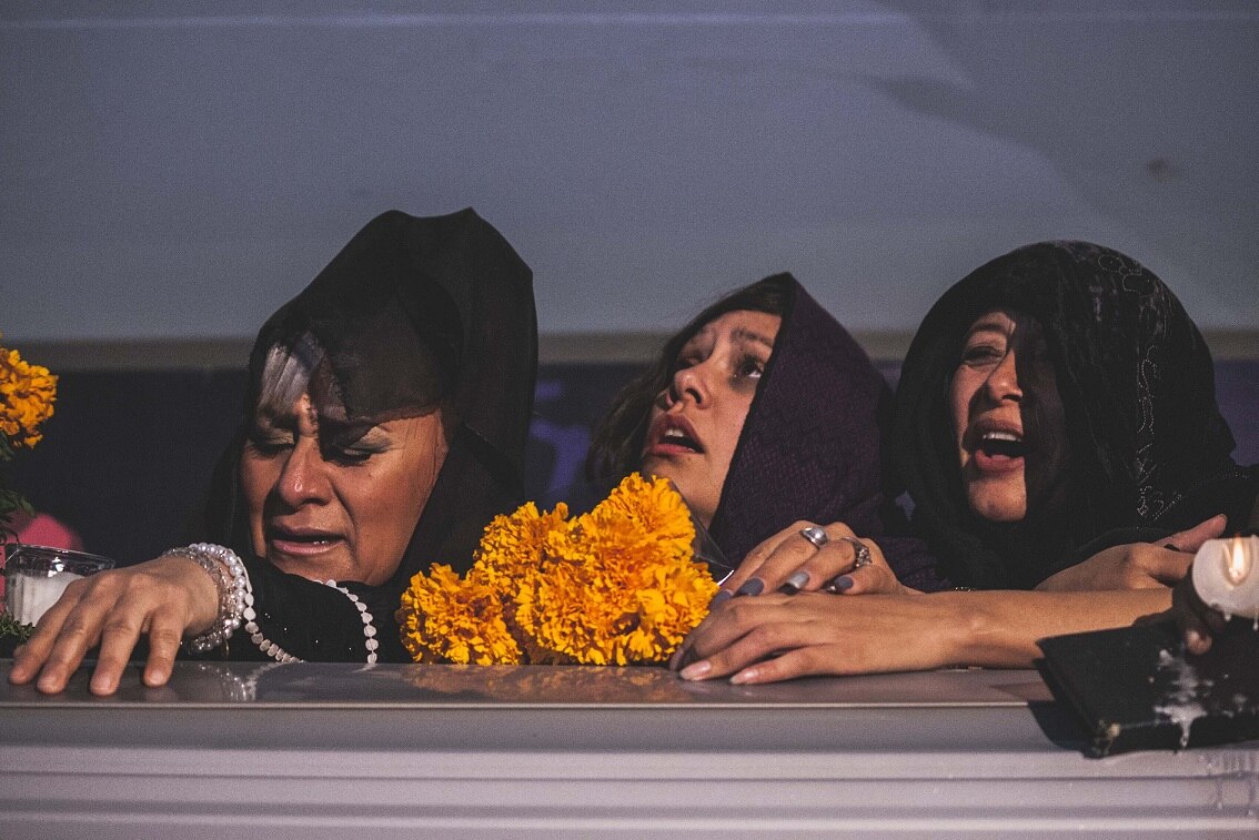 Plañideras: con su llanto y versos abrazan a la muerte