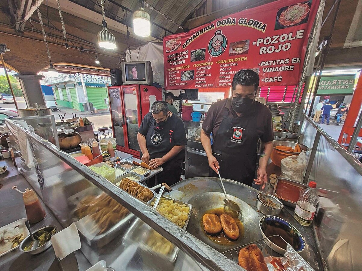 El pozole de doña Gloria, un platillo elaborado con el sabor a cuatro generaciones
