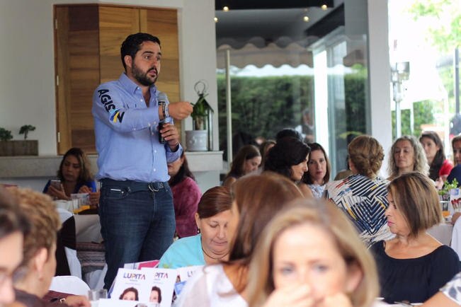 Se reúne Agustín Dorantes con sector femenino