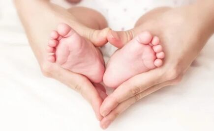 Madre olvida a su bebé en aeropuerto de Arabia Saudita; obliga a avión a regresar