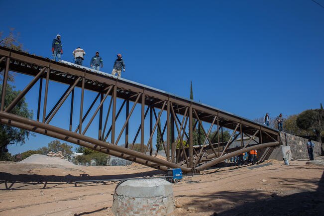 Apoya Roberto Cabrera la obra del puente peatonal en SJR
