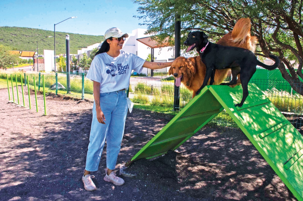Janet, con el amor a los perros paga su carrera