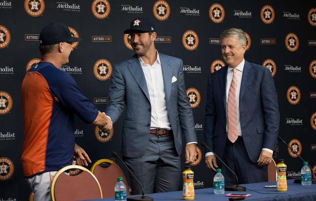 Los managers A.J. Hinch (izq.) y Jeff Luhnow dieron la bienvenida a Justin. (BOB LEVEY. AFP)