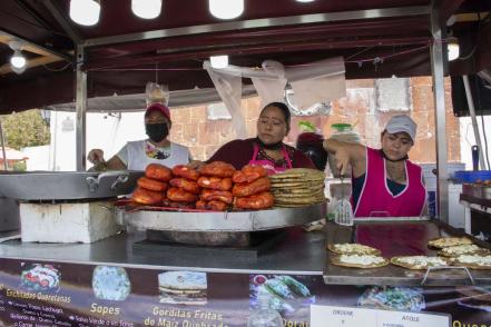 Ya están listas las enchiladas queretanas, los guajolotes y los buñuelos en La Cruz 