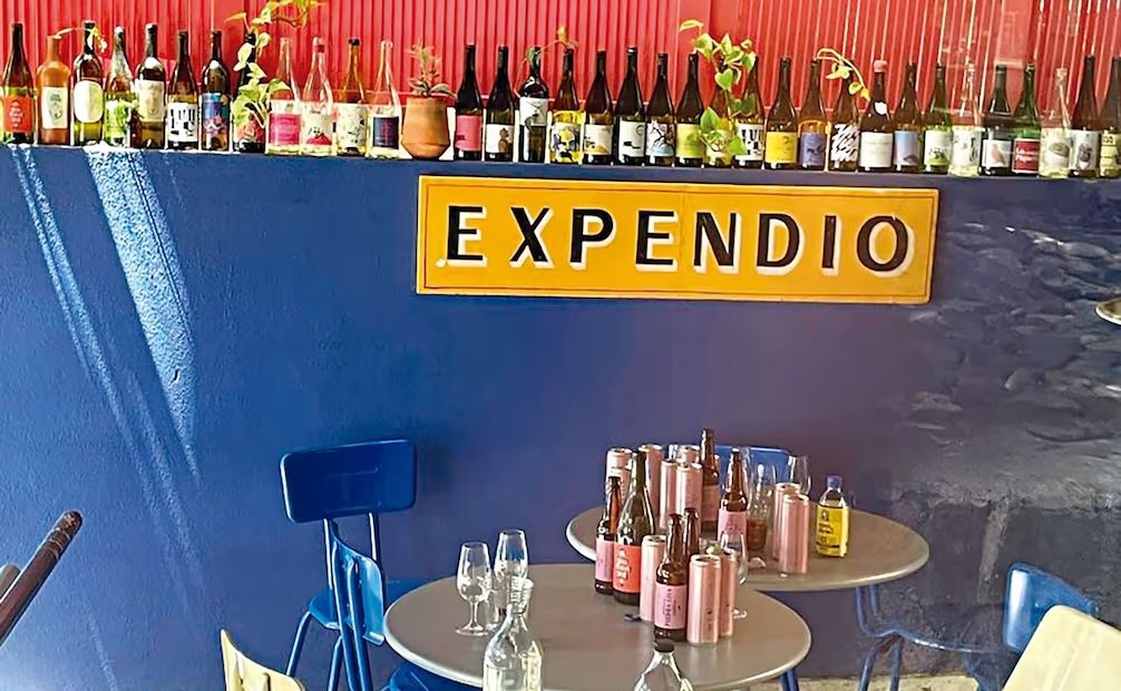 El expendio de Realesco ofrece vinos “muy bien escogidos” y es considerado uno de los mejores lugares para degustar caldos naturales. Foto: Quinto Elemento Lab