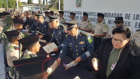 Reciben 107 jóvenes su cartilla del SMN