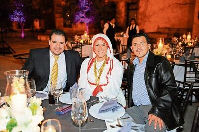 Extranjeros asisten a  noche de gala