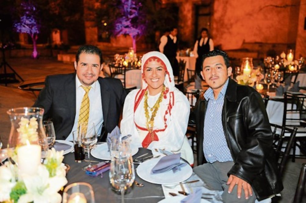 Extranjeros asisten a  noche de gala