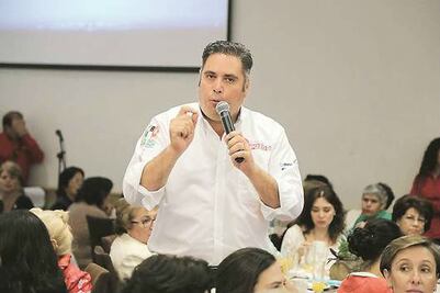 Se reúne con empresarios