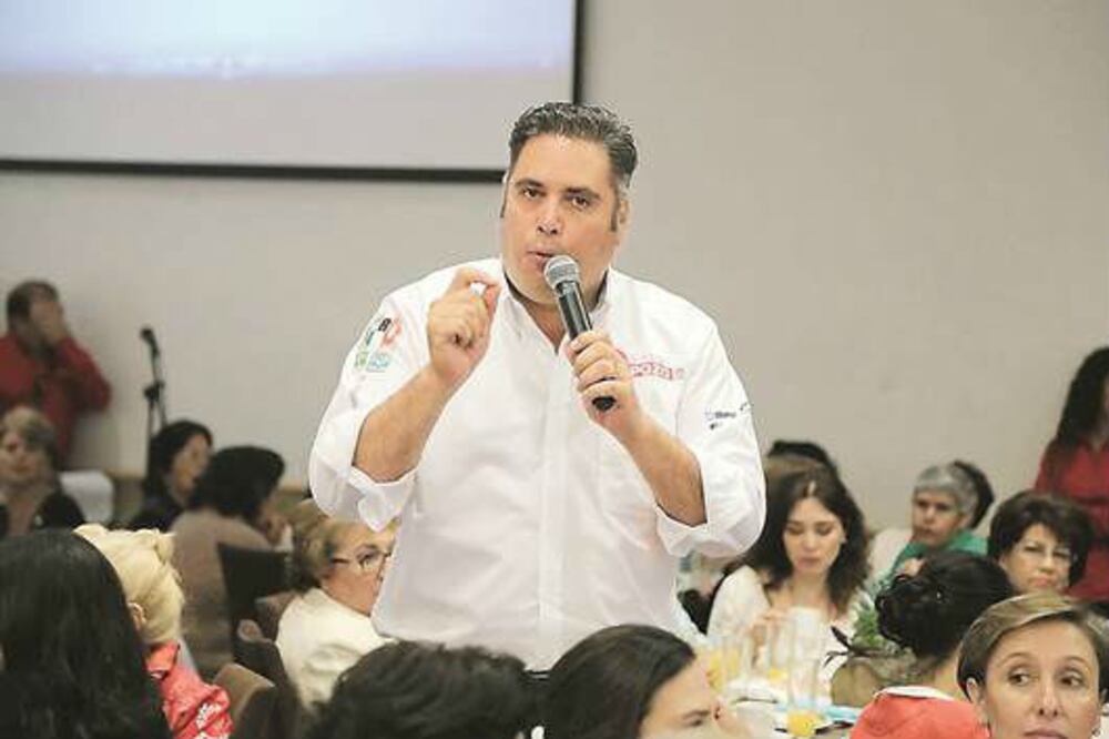 Se reúne con empresarios