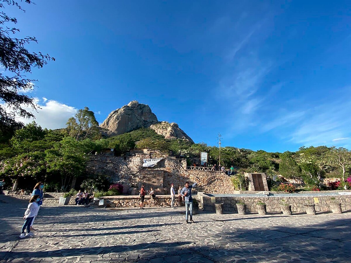 Tras Covid, la Peña de Bernal vuelve a llenarse de vida con el Equinoccio de Primavera