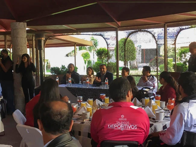 Reconocen a atletas con discapacidad