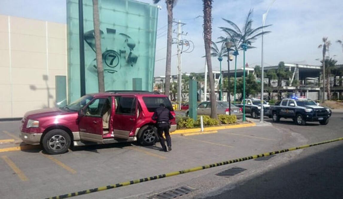 Los presuntos delincuentes trataron de huir en una camioneta Expedition roja, con placas de circulación para el Estado de México (ESPECIAL)