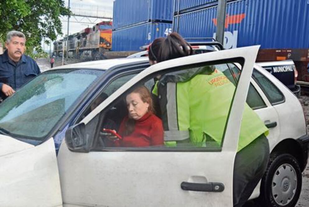 Auto choca con tren