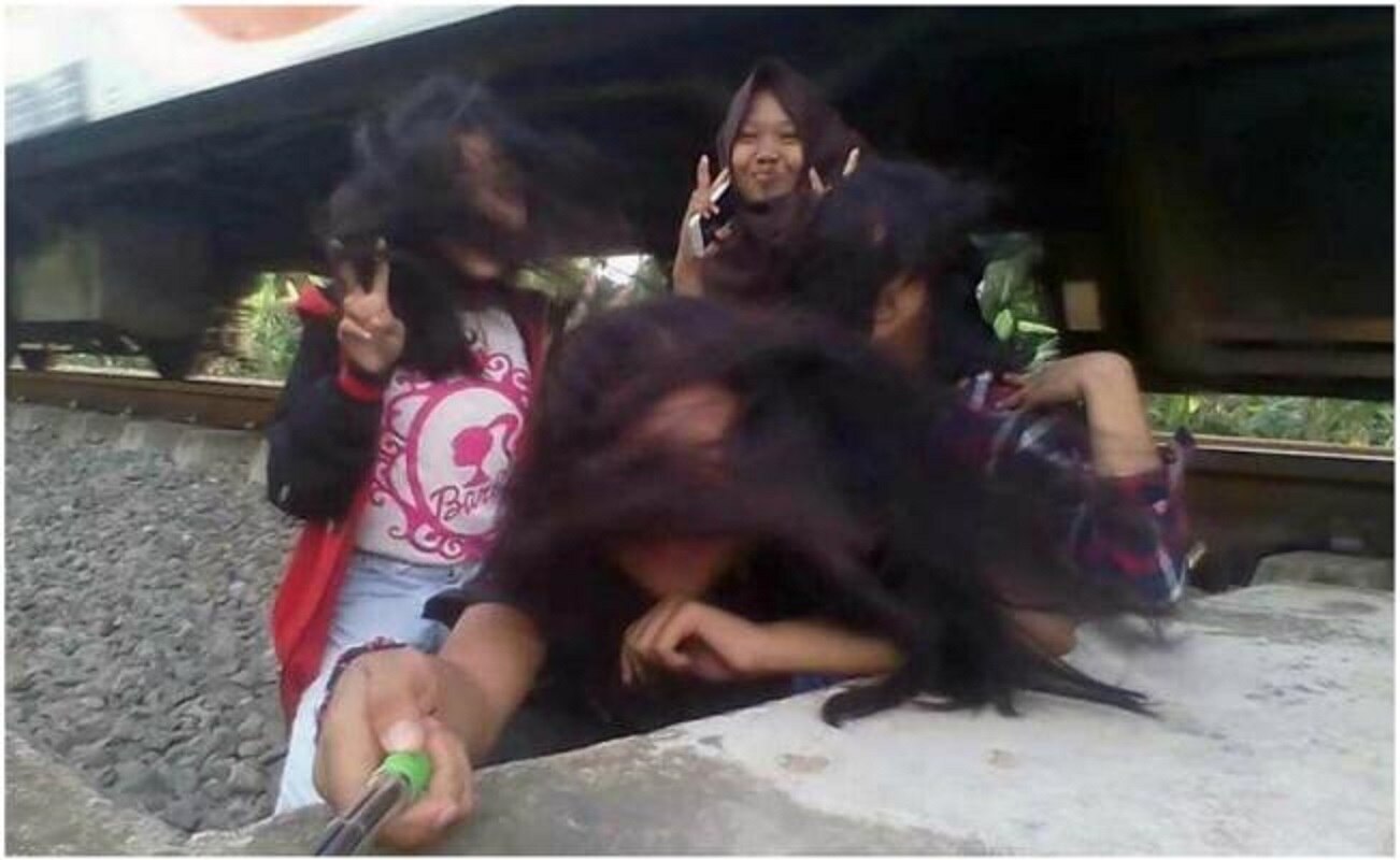 Casi muere arrollada por el tren por tomarse selfie