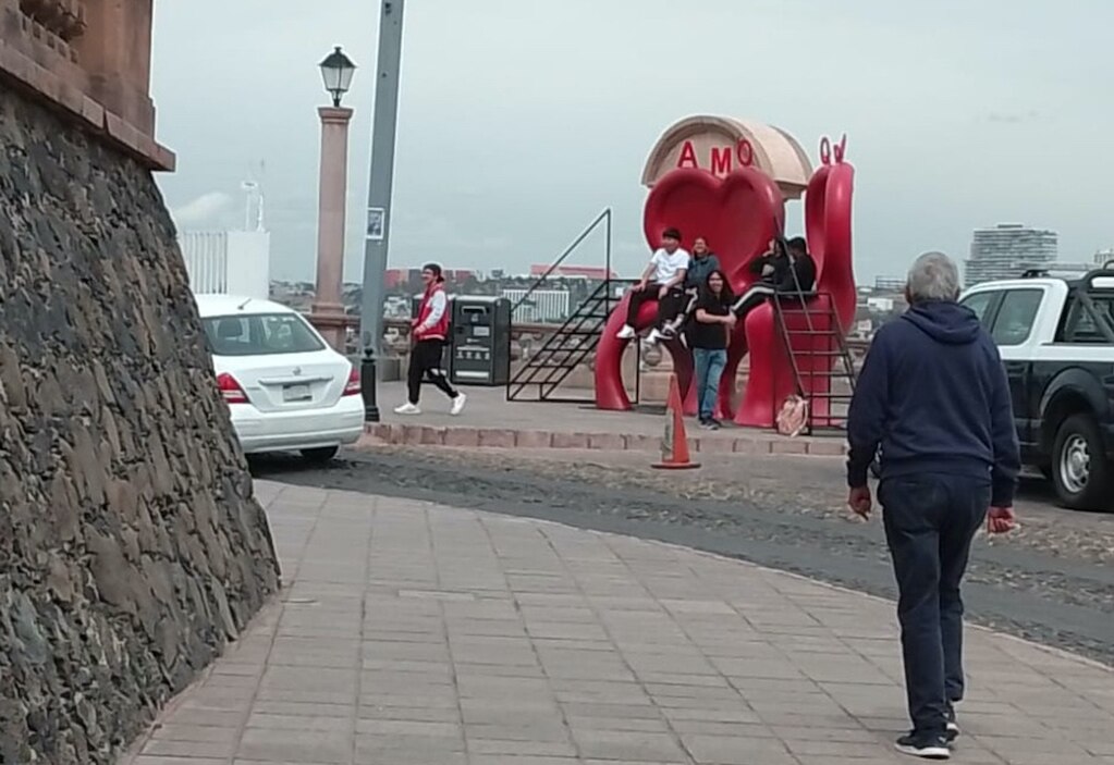 Quitan sellos del INAH en corazones gigantes del Centro Histórico