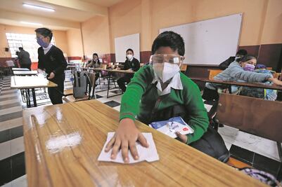 Hay brotes de Covid-19 en escuelas y centros de trabajo en Querétaro 