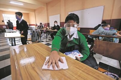 Hay brotes de Covid-19 en escuelas y centros de trabajo en Querétaro