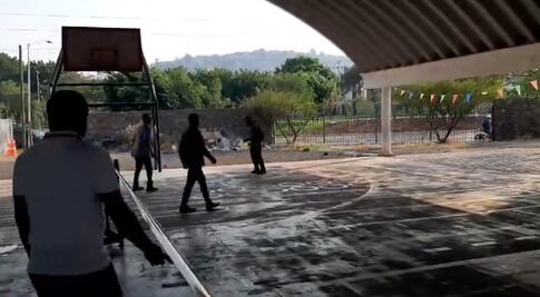 Captan momento en que sujetos tiran gasolina a una casilla en Querétaro