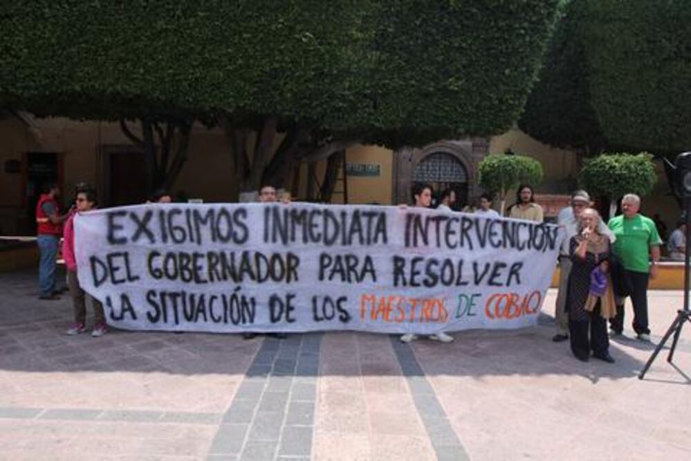 Marchan comerciantes y maestros en rechazo a MAV