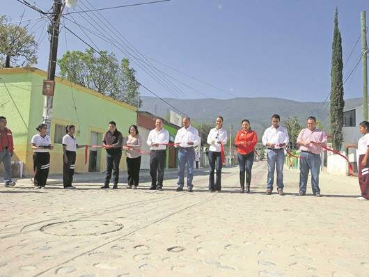Entregan certificados de obras en la Sierra
