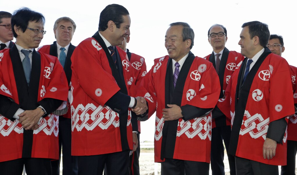 Colocan primera piedra de Toyota en Guanajuato