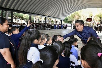 Reciben apoyo de calzado 400 niños de Corregidora 