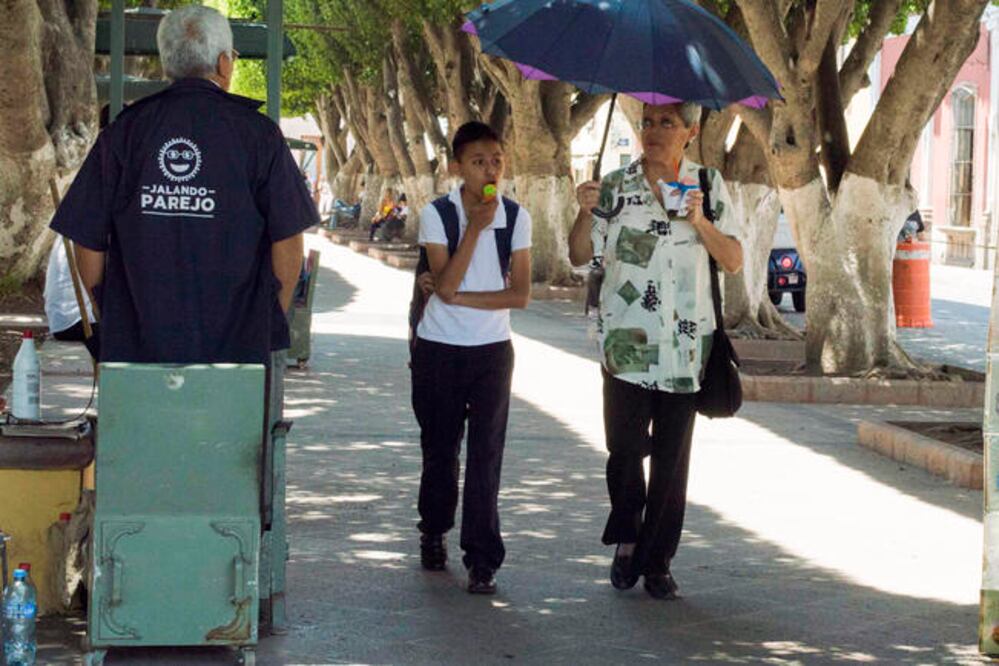En Querétaro poca gente recorre las calles del primer cuadro capitalino, algo pocas veces visto en la ciudad: las calles lucen semi vacías debido a las altas temperaturas que obligan a los ciudadanos a usar sombrillas y ropa ligera.