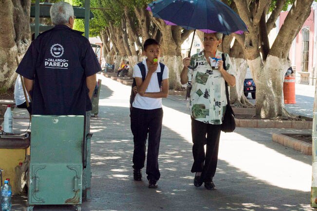 Altas temperaturas obligan a  habitantes a buscar la sombra