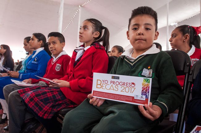 Reciben becas 2 mil niños de El Marqués