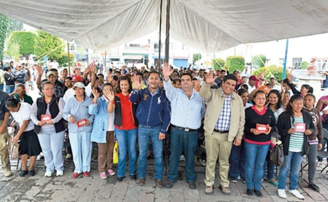 En Ezequiel Montes dan láminas y tinacos