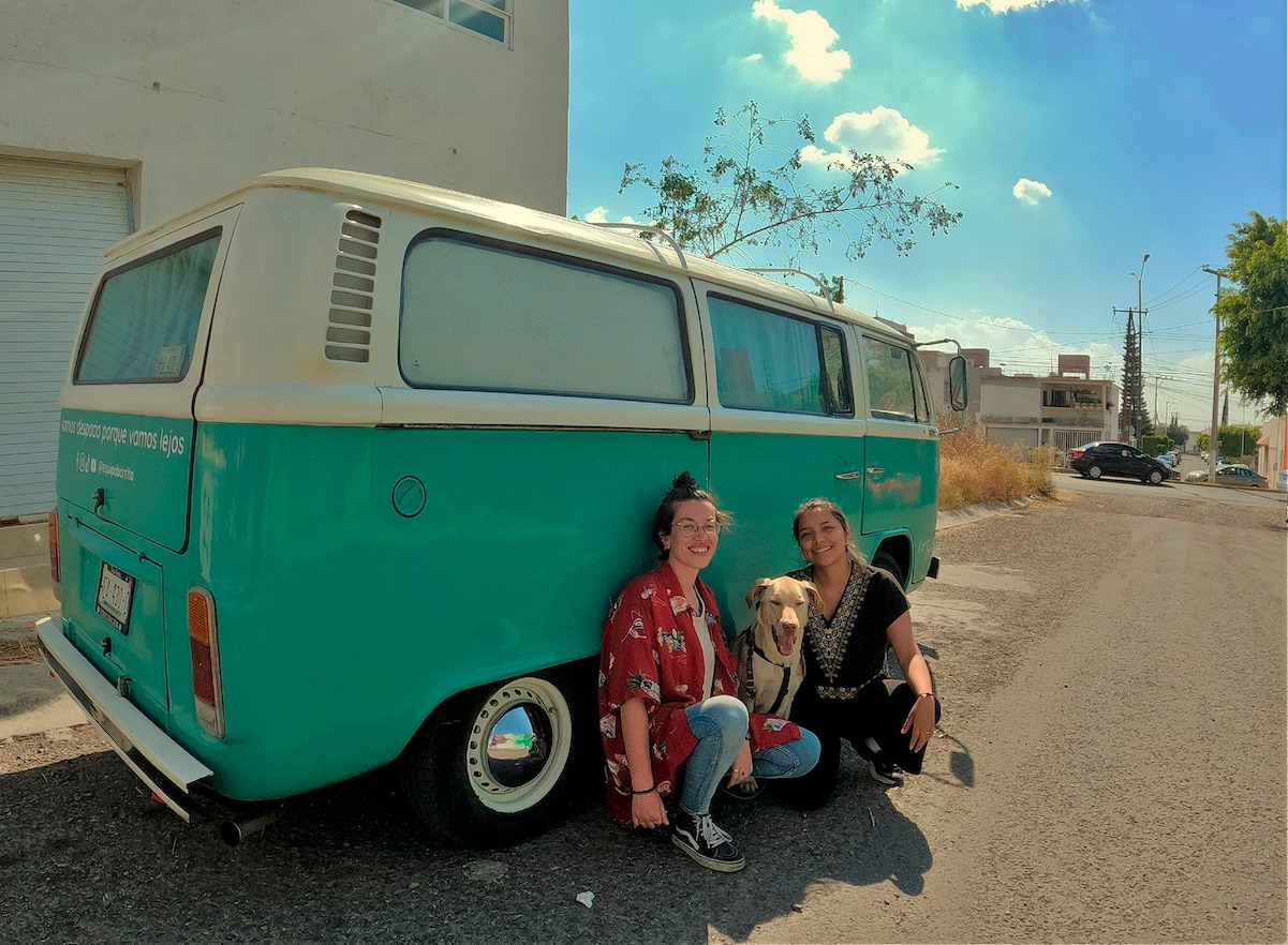 Improvisando, ellas recorren en combi el sur de México