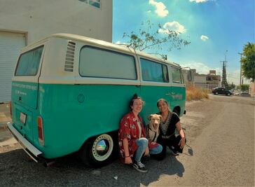 Improvisando, ellas recorren en combi el sur de México