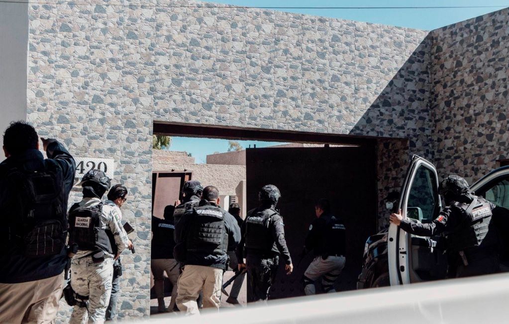 Hallan armas y droga en zona exclusiva de Querétaro